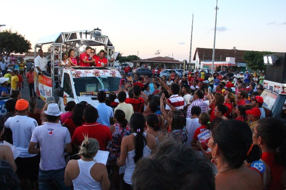* Robinson e Fátima percorrem quase 40 municípios neste fim de semana, incluindo Caraúbas.