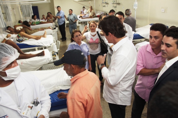 * Acompanhado do secretário de Saúde, Robinson Faria visita Hospital Tarcísio Maia.