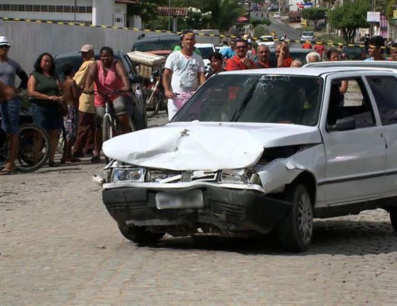 * Homem é perseguido, provoca acidente e é assassinado dentro de carro na Paraíba. 