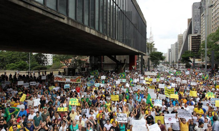 * Organizadores de protestos contra Dilma prometem levar milhares às ruas no domingo.