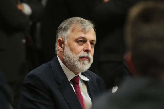 * Ex-diretor da Petrobras muda delação e diz que não houve superfaturamento. 
