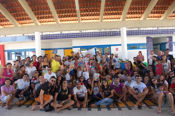 Jovens do Rotaract Club ao lado das crianças da creche, pais e membros do Rotary Club de Caicó e Rotary Centenário