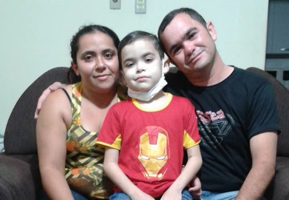 Vinicius com seus pais Elisandro e Elaine