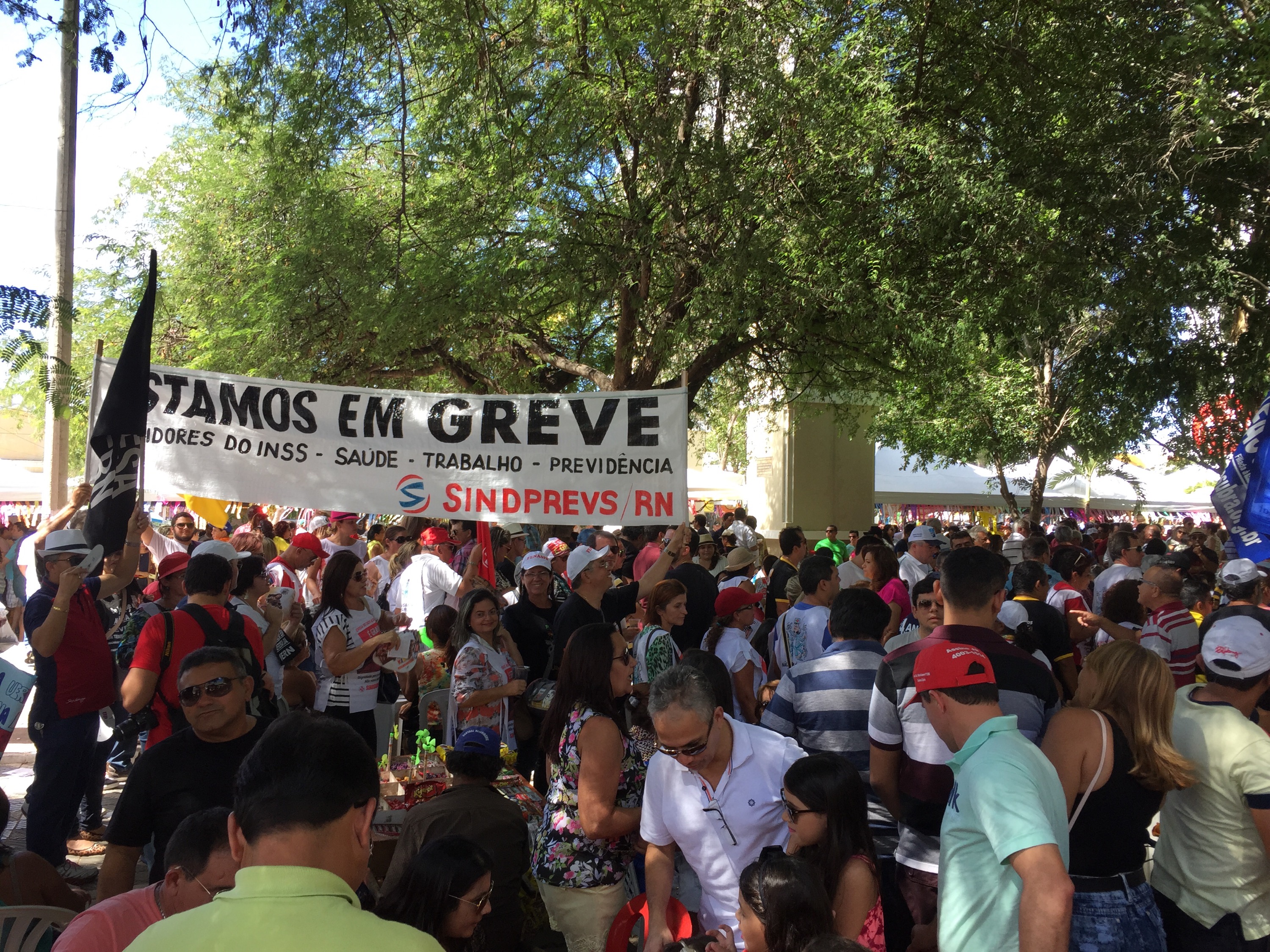 * Grevistas da UERN realizam protesto na Feirinha de Sant’Ana de Caicó.