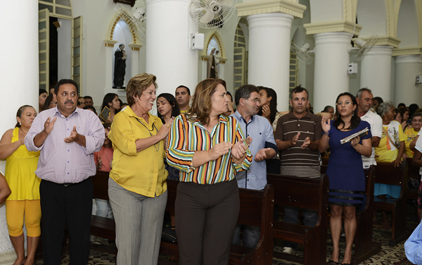 Governadora participa de Novena em Angicos