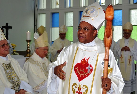 Dom Antônio com as vestimentas tradicionais de um bispo - Foto: Ilmo Gomes