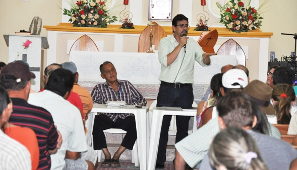 Mairton em diálogo com os moradores - Foto: Marcos Dantas