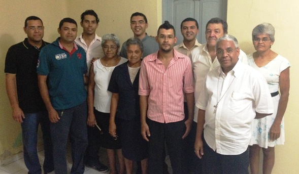 Dom Antônio com Padre Luiz Carlos e seus familiares - Foto: Marcos Dantas