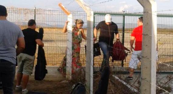 Walquiria Santos se espremendo para deixar o Aeroporto - Foto: Ilmo Gomes