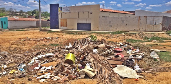 Lixão e Educação convivendo lado a lado no bairro - Fotos: Marcos Dantas