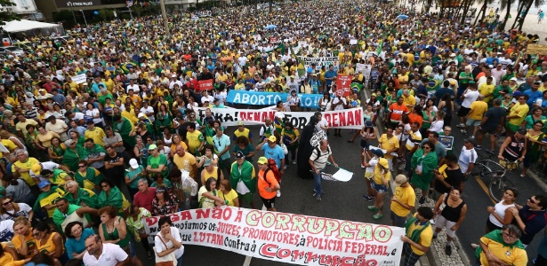4dez2016-manifestantes-protestam-contra-a-corrupcao-e-em-apoio-a-operacao-lava-jato-na-orla-da-praia-de-copacabana-na-zona-sul-do-rio-de-janeiro-1480865202862_615x300