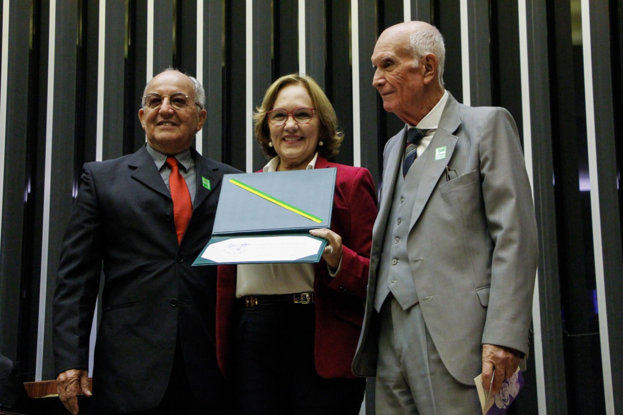Resultado de imagem para fotos de Zenaide Maia faz entrega do Diploma Mulher-CidadÃ£ para Alzira Soriano (in memorian)