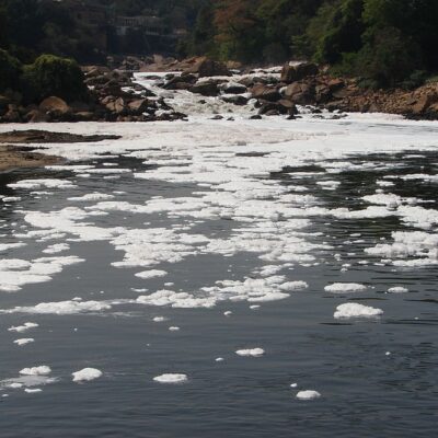 Espuma de poluição se forma com agitação da água em trecho de corredeira do rio Tietê