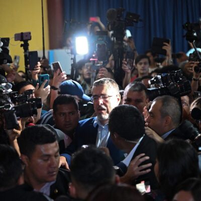O então candidato à Presidência da Guatemala Bernardo Arévalo chega para votar na Cidade da Guatemala