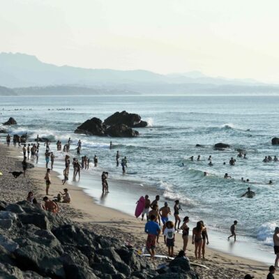 Pessoas nadam na praia Milady, em Biarritz, sudoeste da França, enquanto onda de calor varre o país