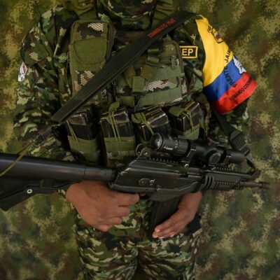 Combatente de dissidência das Farc no departamento de Cauca