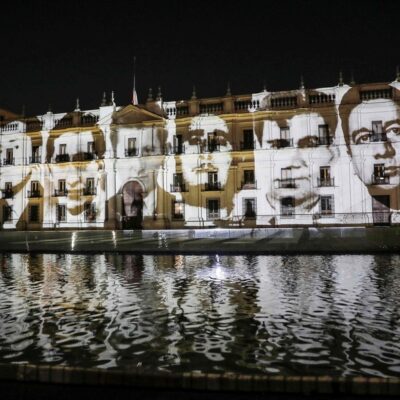 Imagens de presos políticos desaparecidos durante a ditadura militar chilena são projetadas na fachada do Palácio de La Moneda