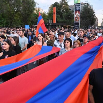 Protesto para reabrir estrada bloqueada que liga a região de Nagorno-Karabakh à Arménia