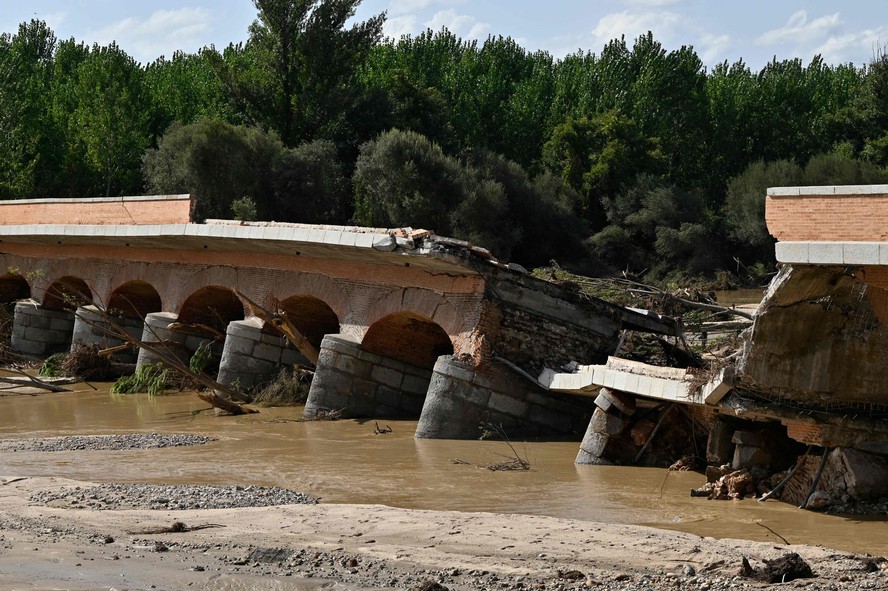 Ponte sobre o rio Alberche após fortes chuvas em Aldea del Fresno