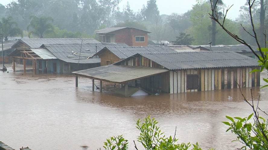 Chuva forte causa estragos em cidades do RS. Segundo a Defesa Civil, mais de 350 pessoas tiveram que deixar suas casas