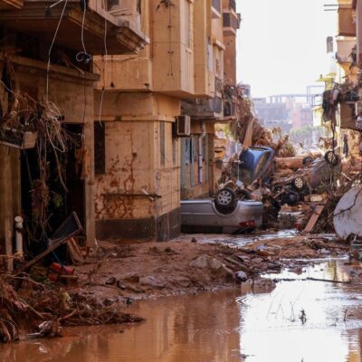 Enchente inunda as ruas de Derna, na Líbia
