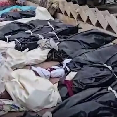 Corpos enrolados em plásticos e lençóis na cidade de Derna.