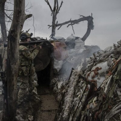 Militar ucraniano em trincheira na cidade de Marinka