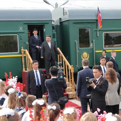 Kim Jong-un desembarca na estação ferroviária Artyom-1: líder norte-coreano deixou a Rússia neste domingo
