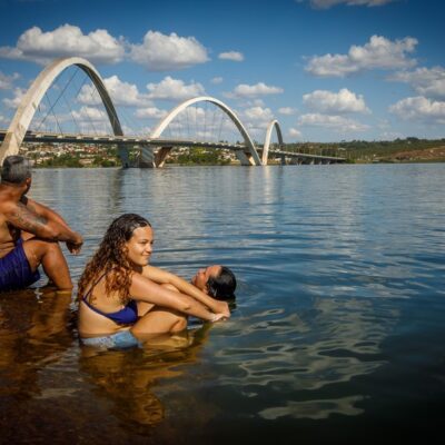 Em Brasília, pessoas buscavam ontem 'refresco' no Lago Paranoá em meio ao calorão que atinge o país