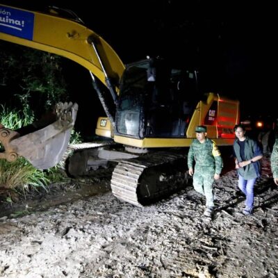 Soldados do Exército mexicano desobstruem uma estrada após fortes chuvas e inundações em Autlan de Navarro, no estado de Jalisco