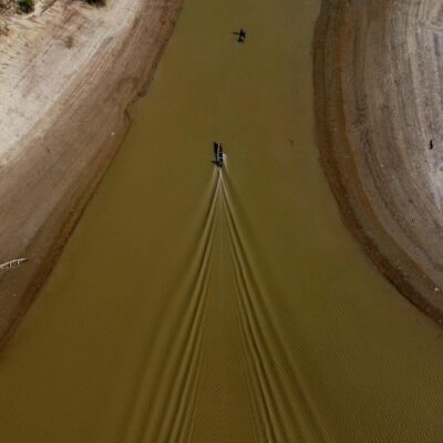 Canoa navega em trecho com baixa profundidade do Rio Solimões, no distrito de Cacau Pirera em Iranduba, (AM); por causa da seca, o rio está baixando 20 centímetros por dia