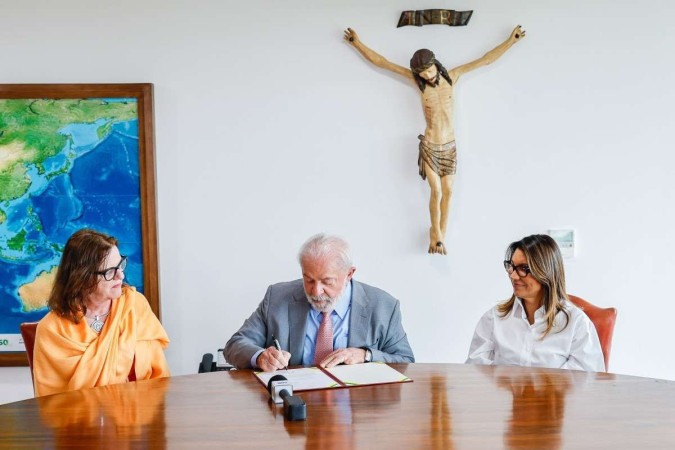 Lula sanciona auxílio com Maria Helena e Janja. Valor deve ser definido conforme orçamento de cada município -  (crédito: Ricardo Stuckert/PR)