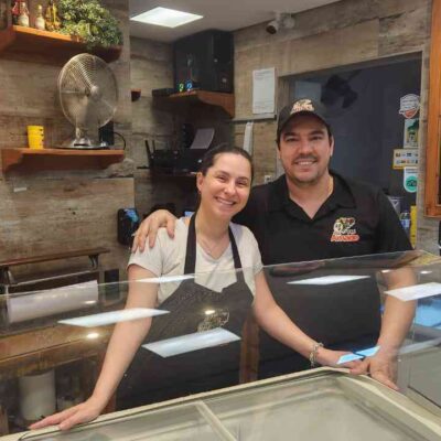 Luciano Machado Gomes Vieira ao lado de Maíra Zaneti, casados e proprietários da sorveteria -  (crédito: Ellen Cristie/EM/D.A Press)