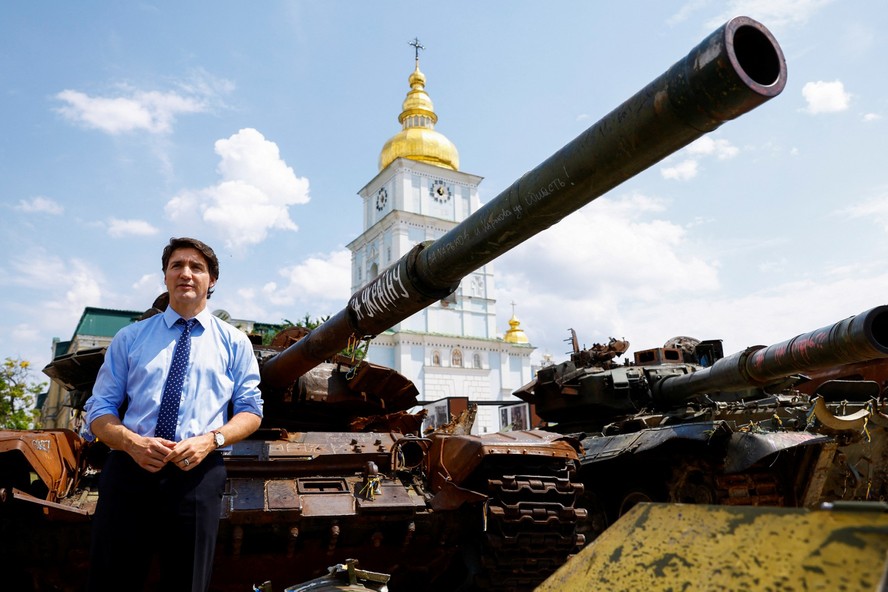 O primeiro-ministro canadense Justin Trudeau visita uma exposição de veículos militares destruídos na Praça de São Miguel em Kiev