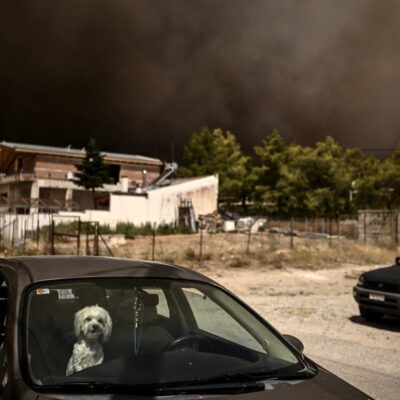 Incêndios se espalham no norte da capital grega