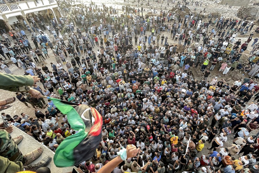 Moradores protestam por gestão do governo em catástrofe na Líbia