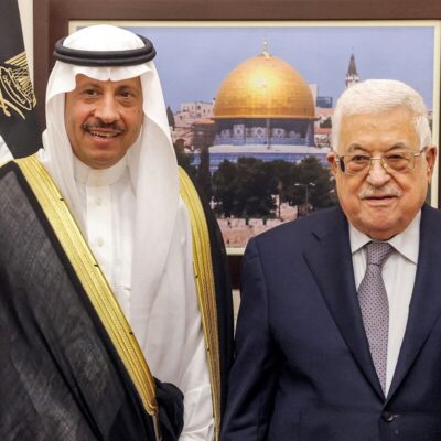 Presidente da Autoridade Palestina, Mahmud Abbas, e o novo embaixador saudita para a Palestina, Nayef al-Sudairi, durante encontro histórico na Cisjordânia