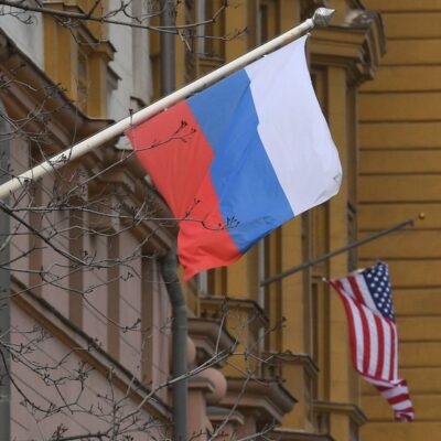 Bandeira russa ao lado da embaixada dos Estados Unidos em Moscou