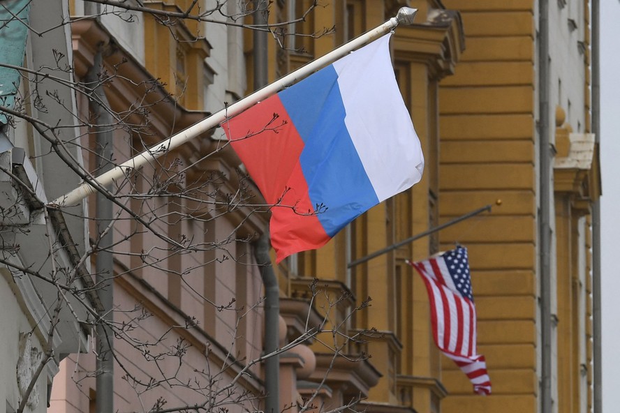 Bandeira russa ao lado da embaixada dos Estados Unidos em Moscou