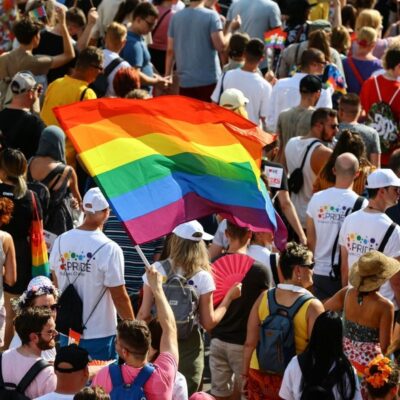 Manifestante carrega uma bandeira do arco-íris durante parada LGBT+ em Budapeste