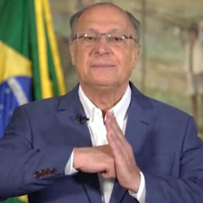 Geraldo Alckmin fazendo a saudação do Kung Fu