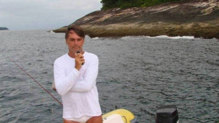 Bolsonaro flagrado em pesca irregular em Angra dos Reis