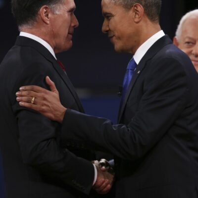 Romney e Obama se cumprimentam durante debate presidencial em 2012