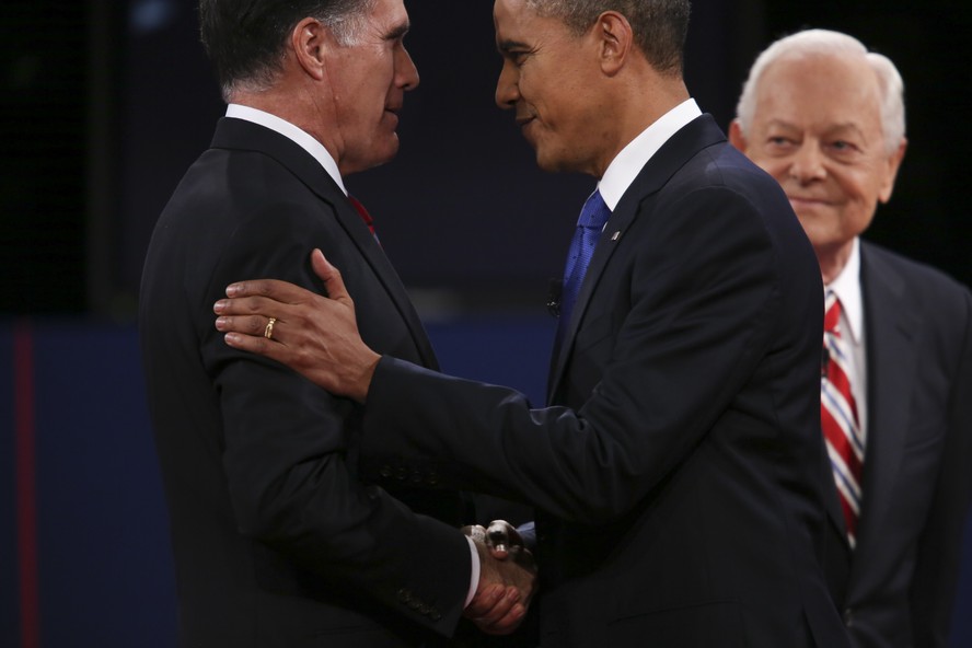 Romney e Obama se cumprimentam durante debate presidencial em 2012