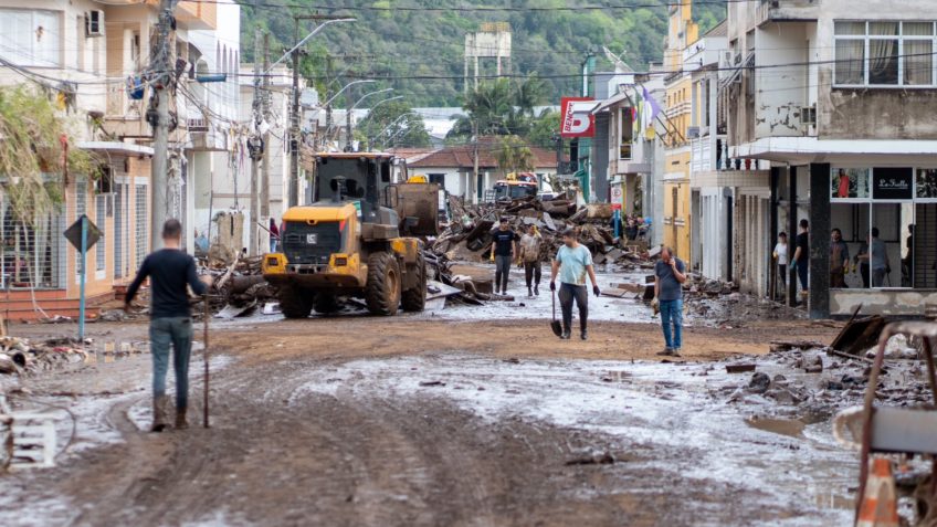 Imagem mostra limpeza de rua atingida por enchente no Rio Grande do Sul