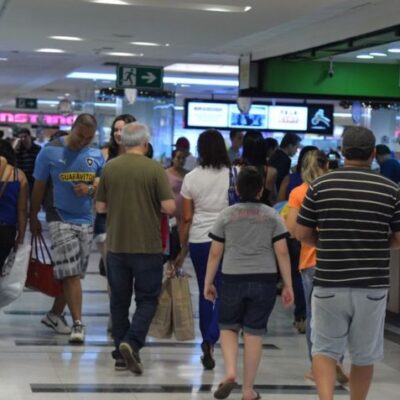 Pessoas caminham por shopping, em Brasília