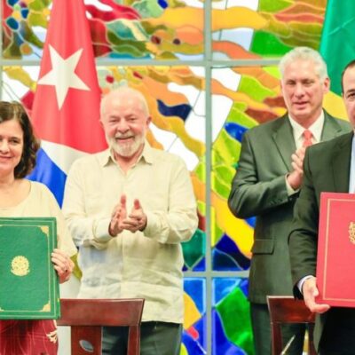 A ministra da saúde, Nísia Trindade, o presidente Luiz Inácio Lula da Silva e o presidente de Cuba, Miguel Díaz-Canel, em assinatura de atos no Palácio da Revolução, em Havana