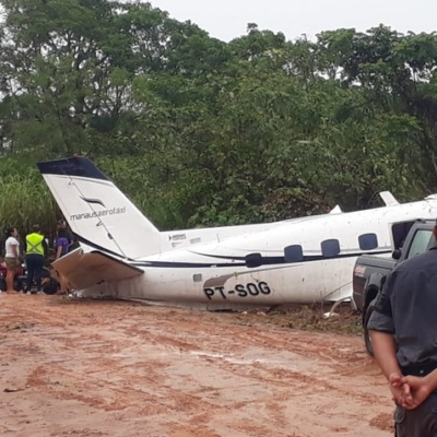 Avião modelo Bandeirante depois de acidente no Amazonas