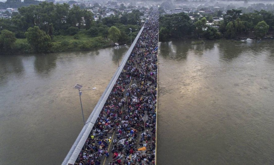 Caravana de migrantes hondurenha ruma em direção aos EUA, na ponte da fronteira internacional Guatemala-México, em Hidalgo, no México