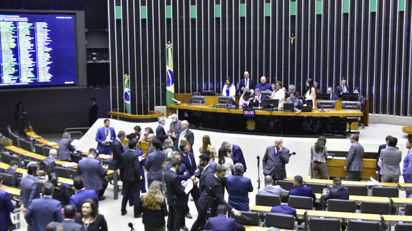Deputados em plenário durante votação do novo marco fiscal; proposta vai à sanção